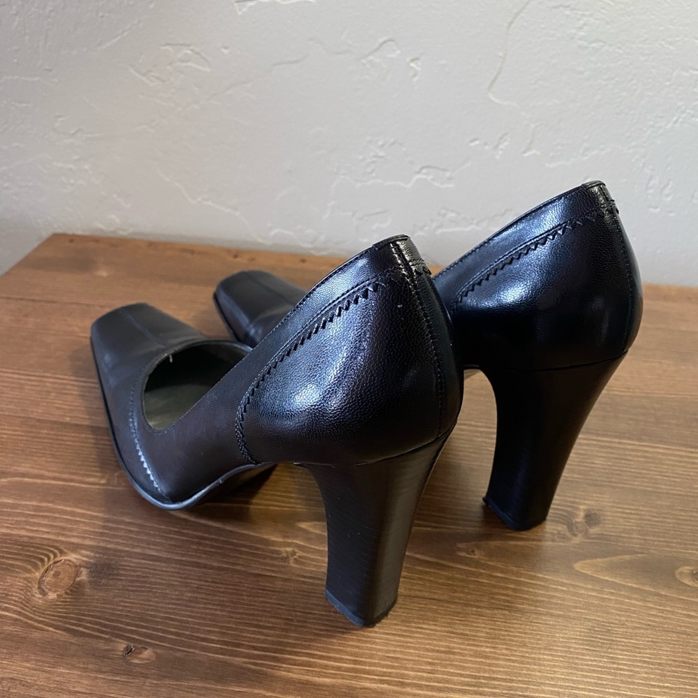 Like New BCBGirls  9.5M gorgeous 4 inch pumps